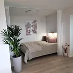 New Renovated Near The Airport With 3 Double Beds Apartmán *