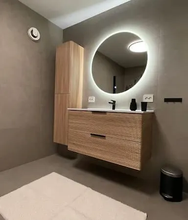 New Renovated Near The Airport With 3 Double Beds * 特罗姆瑟