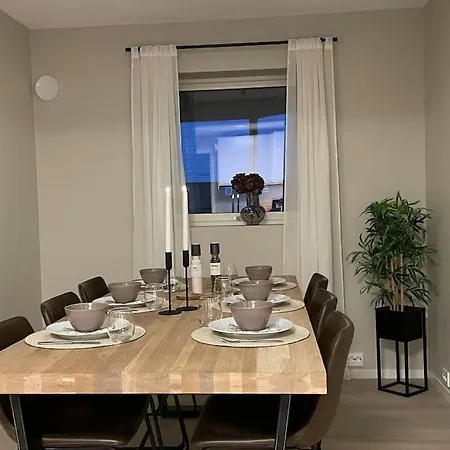 New Renovated Near The Airport With 3 Double Beds *