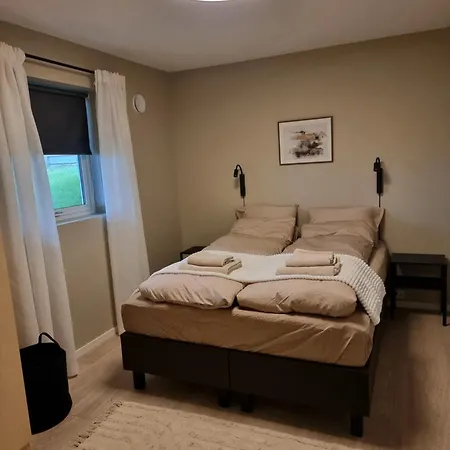 Apartment New Renovated Near The Airport With 3 Double Beds *