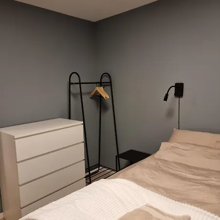 New Renovated Near The Airport With 3 Double Beds *