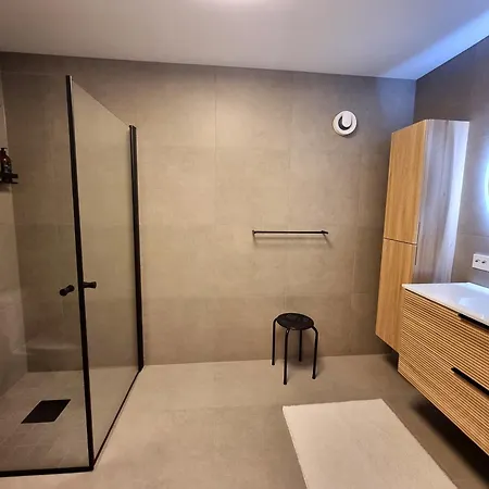 New Renovated Near The Airport With 3 Double Beds Apartment *