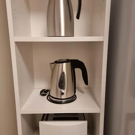 New Renovated Near The Airport With 3 Double Beds