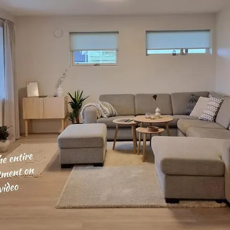 New Renovated Near The Airport With 3 Double Beds Apartment *