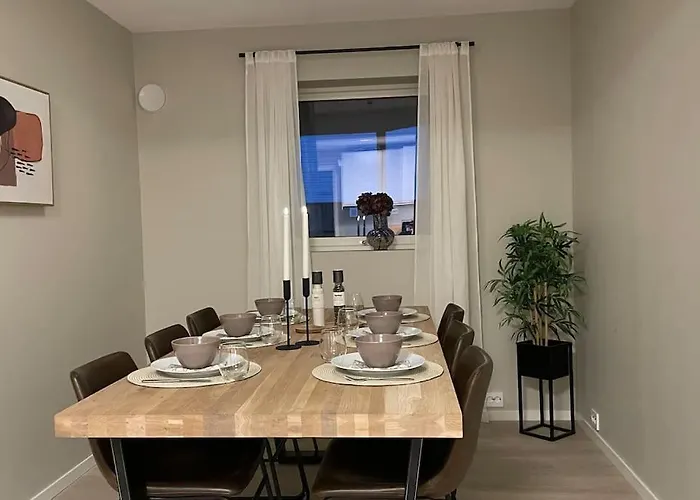 New Renovated Near The Airport With 3 Double Beds *