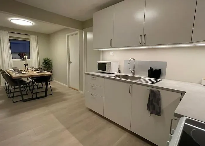 Appartamento New Renovated Near The Airport With 3 Double Beds
