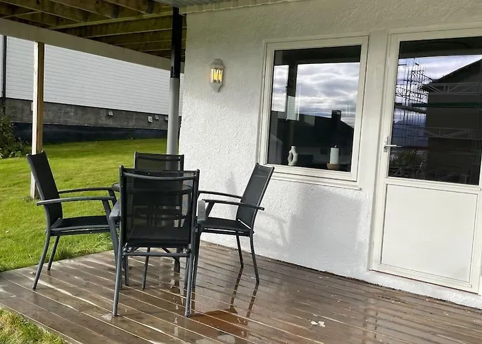 New Renovated Near The Airport With 3 Double Beds