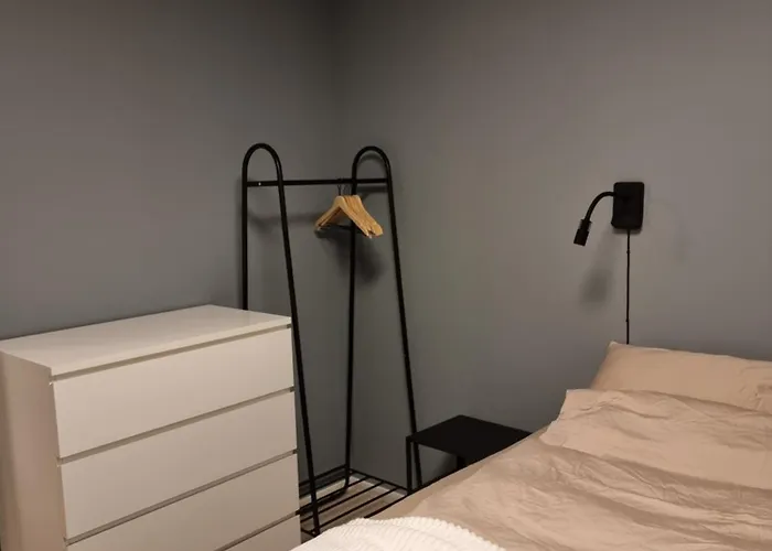 New Renovated Near The Airport With 3 Double Beds *