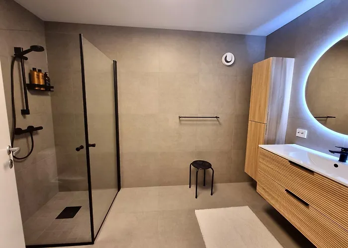 New Renovated Near The Airport With 3 Double Beds Appartamento *