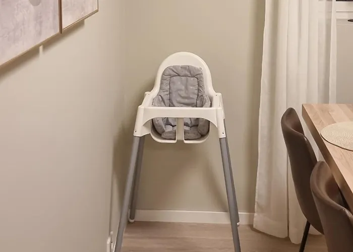 New Renovated Near The Airport With 3 Double Beds