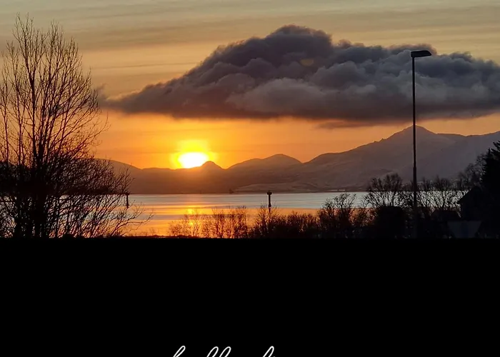 New Renovated Near The Airport With 3 Double Beds *