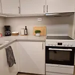 New Renovated Near The Airport With 3 Double Beds *