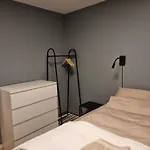 New Renovated Near The Airport With 3 Double Beds *