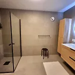 New Renovated Near The Airport With 3 Double Beds 公寓 *