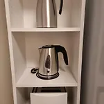New Renovated Near The Airport With 3 Double Beds
