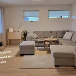 New Renovated Near The Airport With 3 Double Beds 公寓 *