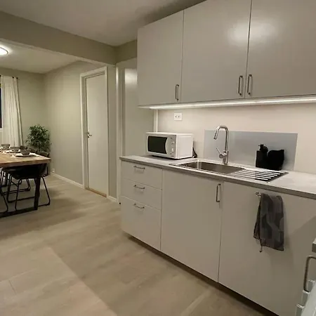 Appartamento New Renovated Near The Airport With 3 Double Beds